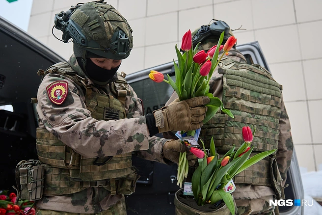 Сегодня вместо боеприпасов&nbsp;— цветы | Источник: Александр Ощепков / NGS.RU