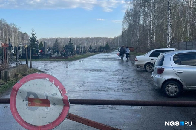 Люди бросают автомобили и идут пешком | Источник: предоставлено читателем НГС
