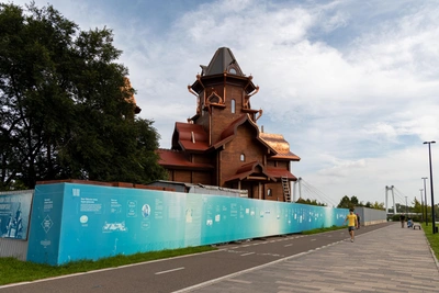 Деревянный храм на Стрелке достроят к лету