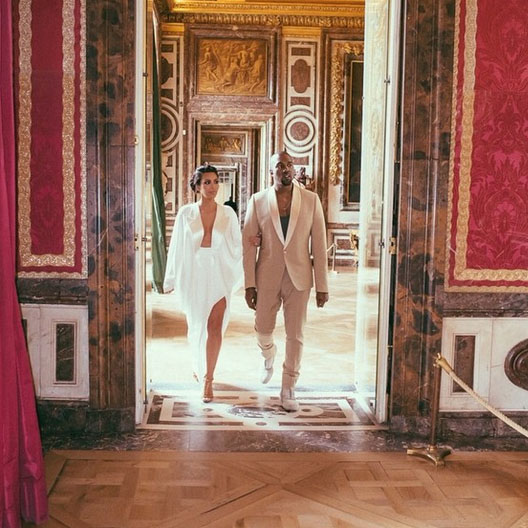 «Заходим в Версаль», - подписала снимок Ким Кардашьян