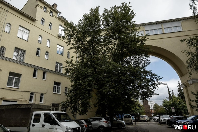 Двор почти полностью занят под парковку | Источник: Александр Куренной / 76.RU