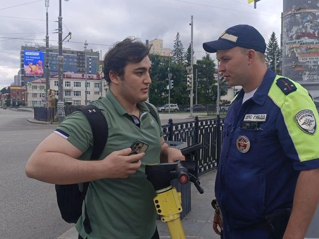 Пользователь арендного самоката пообещал больше не нарушать правила дорожного движения. | Источник: Мария Берендт / E1.RU