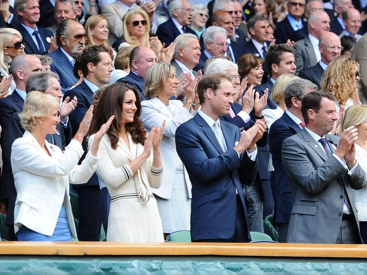 Кембриджские наблюдают за противостоянием Энди Мюррея с Дэвидом Феррером в мужском четвертьфинале «Уимблдона», 4 июля 2012