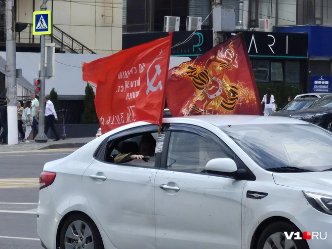 Знамя Победы развевается над каждым десятым автомобилем | Источник: Ирина Яковлева / V1.RU