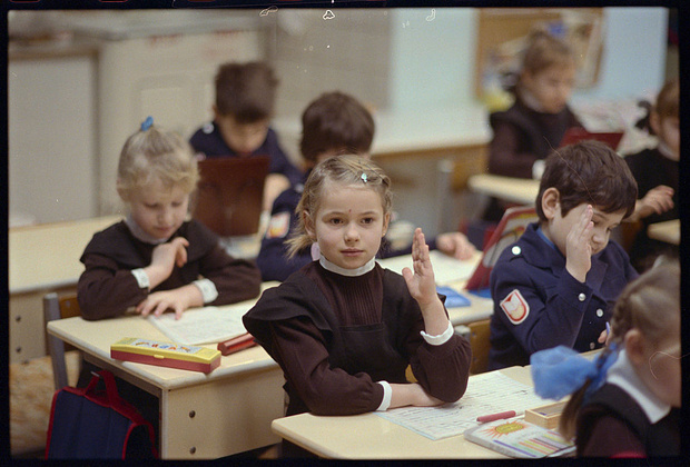 Фото №1 - Как в СССР издевались над детьми-левшами: 10 реальных историй