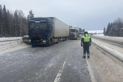 Пермский тракт в пробке из-за аварии с грузовиками