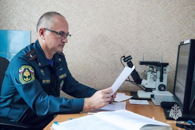 Эксперты МЧС расследуют причины пожара на Тихоокеанской улице