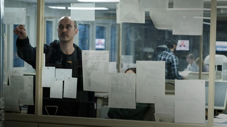 Йонас Карлссон в роли детектива | Источник: Кадр из фильма «Идеальный пациент»