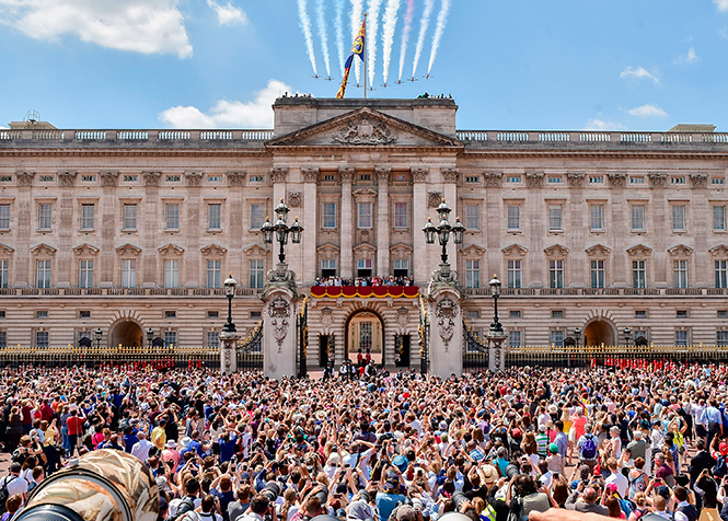 От Дианы до Кейт Миддлтон: самые яркие «балконные» кадры Trooping The Colour