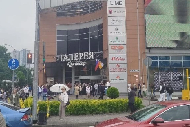 Люди вынуждены были выйти под дождь | Источник: ТК Краснодар / T.me