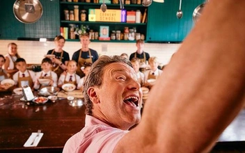 Паста на 10 тысяч человек! Знаменитый шеф-повар Джейми Оливер провел крупнейший в истории урок кулинарии