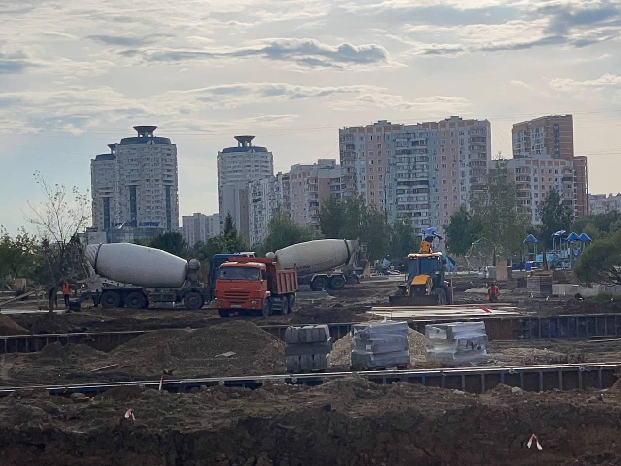 Первое фото с карт города: так выглядел парк до благоустройства, в 2025 году. На втором фото — стройка, которая идет там сейчас | Источник: Платон Цимерман / MSK1.RU