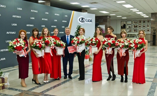 Президент АВТОВАЗа в цветнике&nbsp;— все девушки яркие как розы | Источник: «На заводе» / vk.com