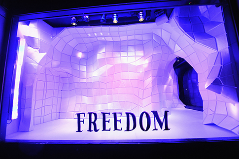 Витрины Barneys от База Лурмана | Источник: Getty Images