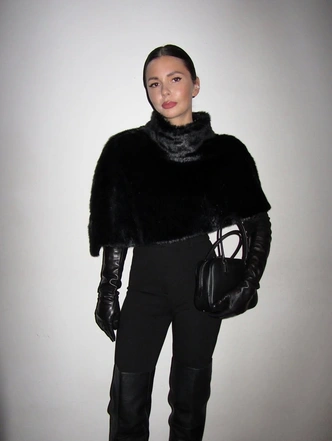 Этой зимой мы носим укороченные кейпы со всем: на платьях, пальто и даже на голое тело Этой зимой мы носим укороченные кейпы со всем: на платьях, пальто и даже на голое тело