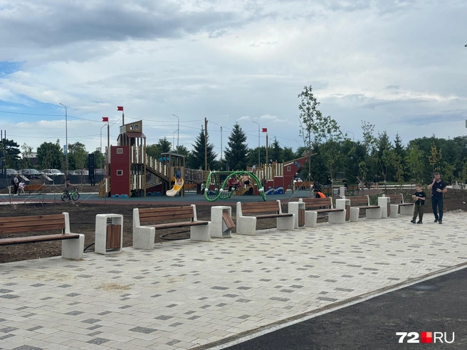 Рядом с зоной отдыха оборудовали большую детскую площадку для семей с детьми | Источник: читатель 72.RU