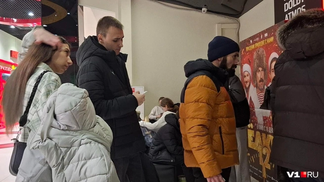 Очередь не кончалась даже спустя 10 минут после начала сеанса | Источник: Тимофей Крылов / V1.RU
