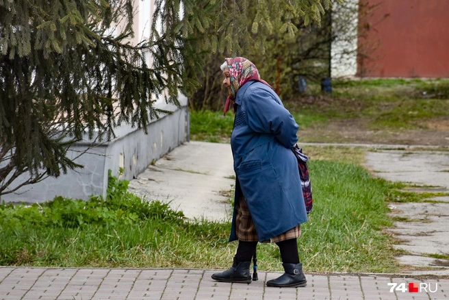 Бросается в глаза обилие пожилых. Многие из них называют город лучшим местом для возрастных людей, мол, чистый, спокойный и без крутого рельефа, как в Златоусте. Сетуют в основном на развал медицины (вместо врача в больнице&nbsp;— фельдшер с минимальным опытом), а также на недостаток скамеек в городе. Это даже удивительно: на тротуарах есть места под оные, а самих скамеек действительно мало | Источник: Артем Краснов