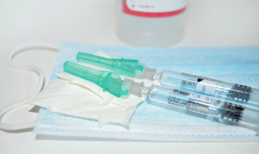 «Ни по одной прививке нет гарантий». СМИ рассказали о заражении трех вакцинированных от коронавируса врачей на Алтае