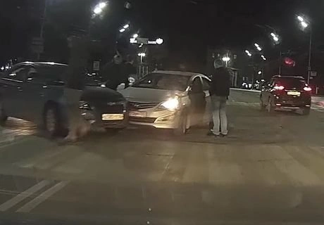 Видео: на площади Ленина столкнулись две иномарки | 62.ru