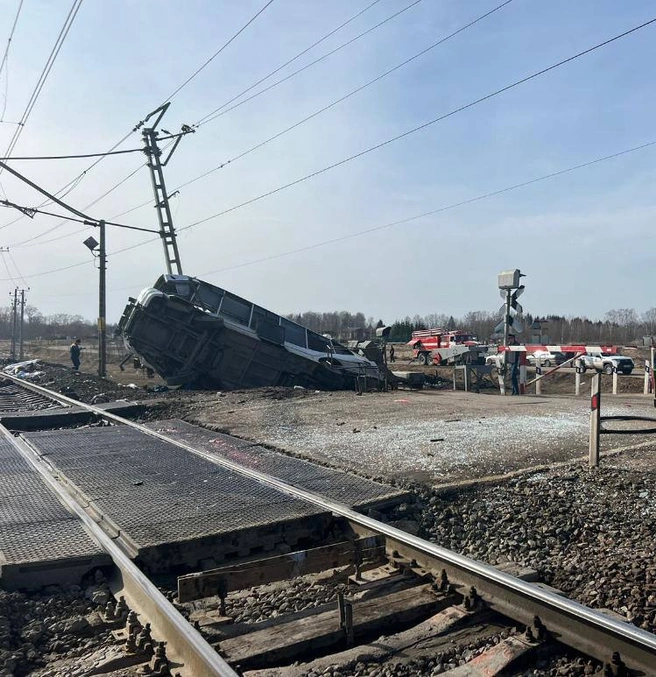 Русский транс ебет девку с синими волосами в купе поезда » Порно видео от Кисы