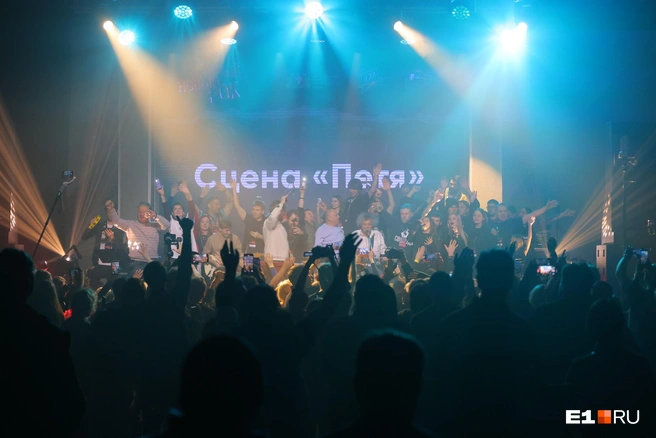 Та самая песня собрала на сцене несколько десятков музыкантов | Источник: Владислав Лоншаков / E1.RU