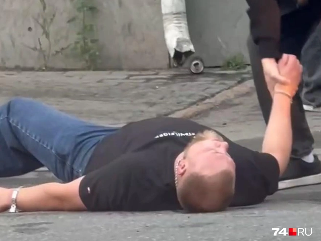 Лежавший на дороге мужчина удалился, по данным полиции, самостоятельно | Источник: читатель 74.RU