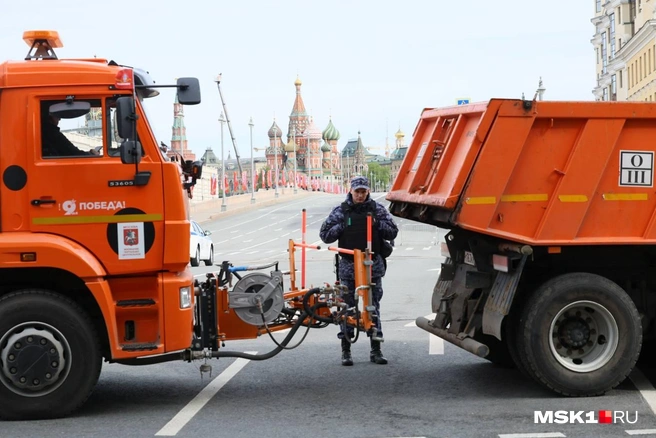 По случаю Парада его перекрыли, на подъездах к нему стояли машины коммунальных служб | Источник: Артем Устюжанин / MSK1.RU
