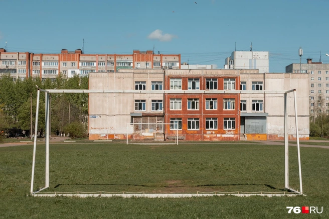 Футбольное поле в панельном районе | Источник: Александр Куренной / 76.RU