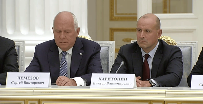 Виктор Харитонин (справа) полтора года владел бумкомбинатом в Краснокамске | Источник: kremlin.ru
