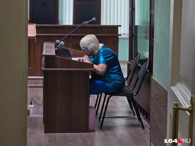 Адвокат обвиняемого Вера Потапова в перерывах готовила письменные ходатайства | Источник: Семен Коротов-Майбах / 164.RU