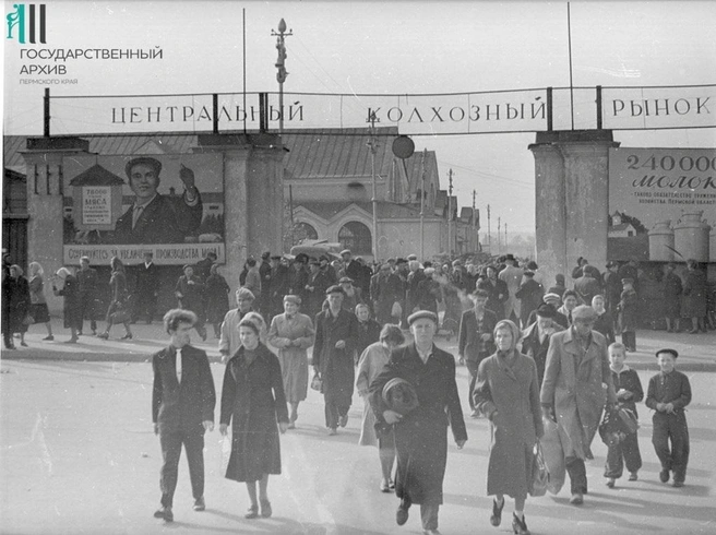 Толпы пермяков у входа на рынок, фото 1961 года | Источник: Госархив Пермского края