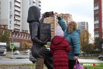 Родители и школьники активно пользуются всеми возможностями скульптуры | Источник: Артем Устюжанин / MSK1.RU