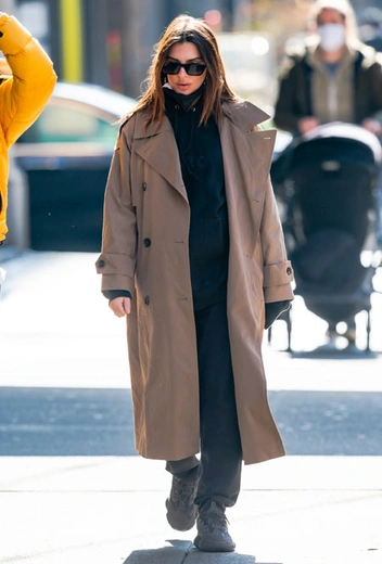 Эмили Ратажковски в Нью-Йорке | marieclaire.ru