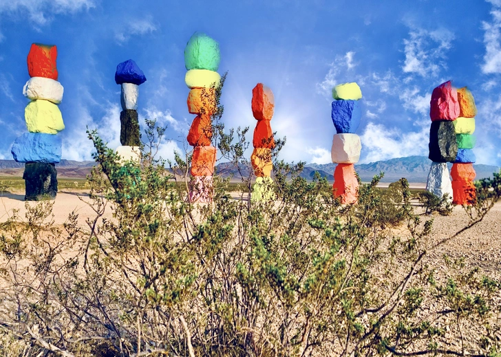 Уго Рондиноне. Инсталляция Seven Magic Mountains в пустыне Невада. | Источник: Getty Images