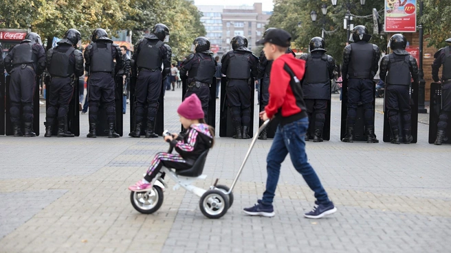 На первый раз за участие детей в незаконных акциях будут штрафовать на 30–50 тысяч рублей | Источник: Илья Бархатов/74.RU