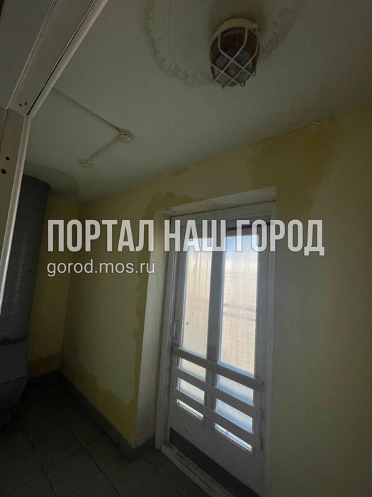 Вода стекает с потолка | Источник: gorod.mos.ru