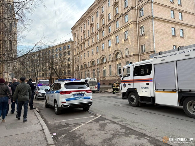 «Полиция, скорая». Пожар собрал машины экстренных служб в центре Петербурга