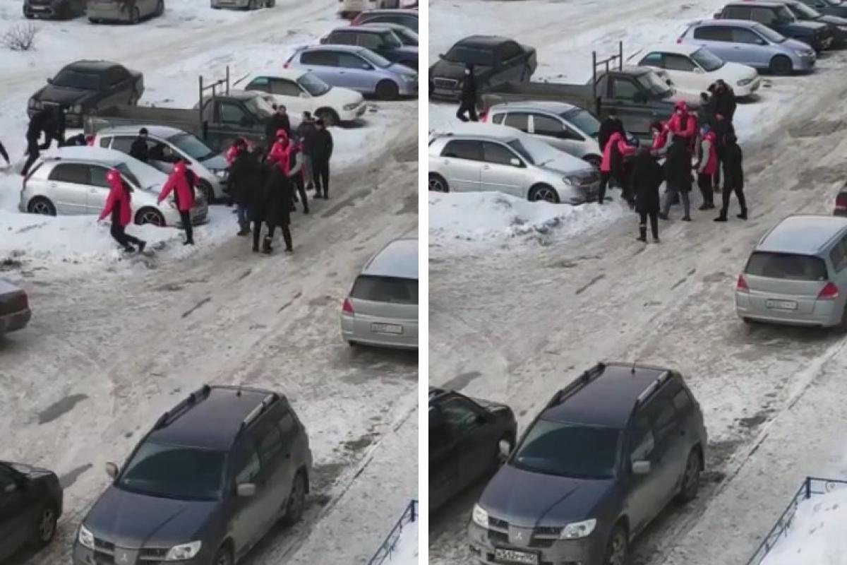 Массовая драка в Новосибирске. Массовая драка на дороге. В Новосибирске произошла массовая драк.