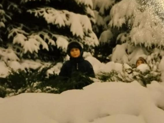 Середина декабря 1996 или 1997 года. Сугробы возле Дома быта на Северном. | Источник: читатель 161.RU