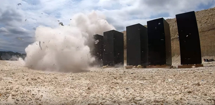 Что будет, если выстрелить из танка по десяти стоящим в ряд бронированным сейфам (видео)