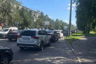 Длинная очередь за бензином в Архангельске