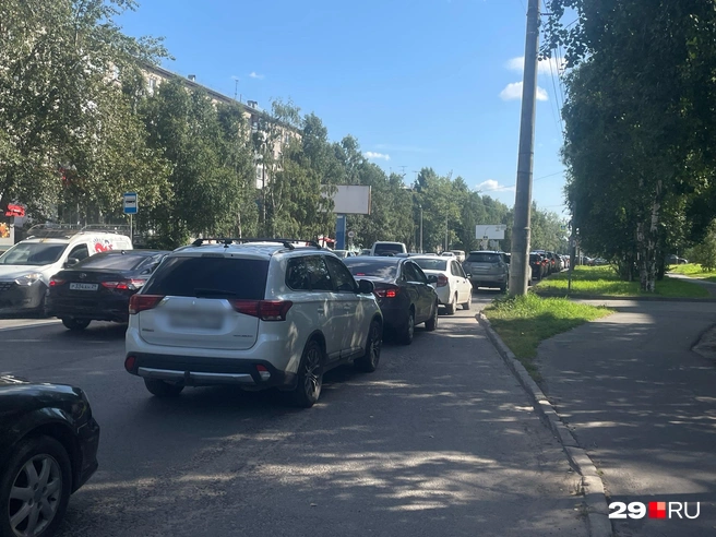 Водители ожидают своей очереди. Утром бензина на заправке не было | Источник: Антон Данилов / 29.RU