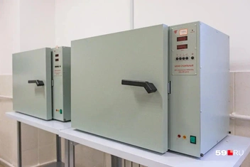 Также на ферме тщательно стерилизуют крышки и банки, для этого каждую помещают в сушильные шкафы | Источник: Тимофей Калмаков / 59.RU