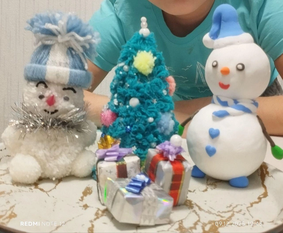 Ивану семь лет. У него получились очаровательные снеговички | Источник: читатель НГС