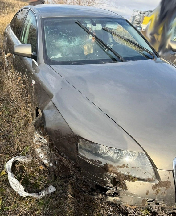 Удар пришёлся на пассажирскую сторону. Возможно, шофёр не был пристёгнут | Источник: t.me/mvd36