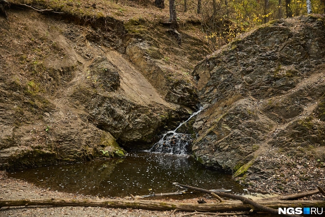 По осени, когда поток слабеет, любители красивых фото могут подобраться к самой реке и сделать снимки с по-настоящему алтайским колоритом. Мы проверили! | Источник: Александр Ощепков / NGS.RU