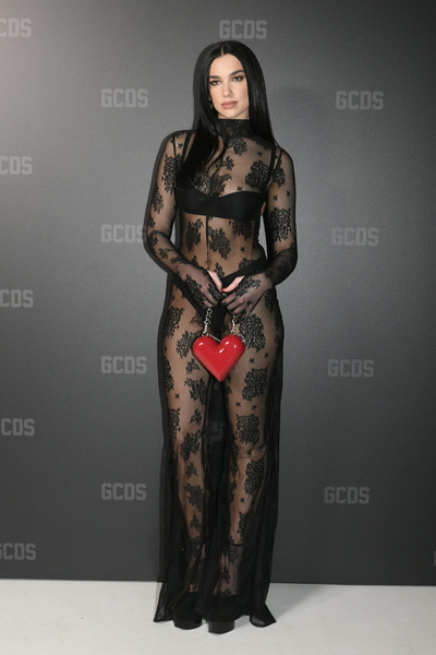 Туши пожар: Дуа Липа появилась в сексуальном полупрозрачном платье на Неделе моды в Милане