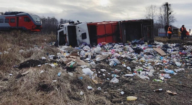 ДТП случилось на переезде. Грузовик перевернулся | Источник: uraltransprok / t.me