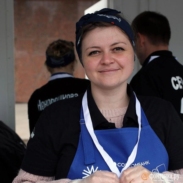 Ресторан из Северодвинска привез и местные беломорские мидии, и традиционные деженики&nbsp;— наливные лепешки с начинками. | Источник: Ксения Потеева / «Фонтанка.ру»